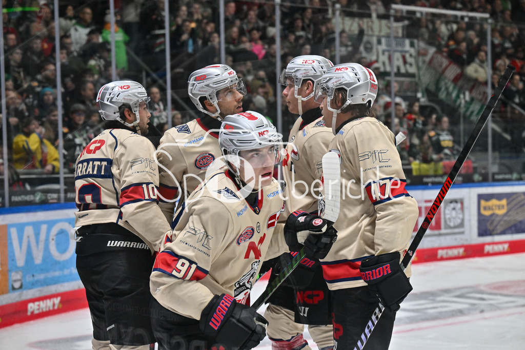 Augsburger Panther - Nürnberg Ice Tigers | Jubel der Nuernberger nach dem Treffer zum 1-4 durch Jeremy McKENNA (Nürnberg Ice Tigers #91) / Freude / Happy / Tor / Torschuezte / DEL: Augsburger Panther - Nuernberg Ice Tigers, Curt Frenzel Stadion am 06.12.2024