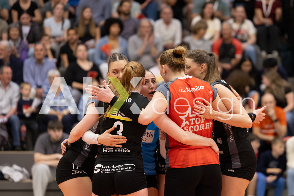 Volleyball I Frauen I Saison 2025-2026 I Volleyball NLA | Women I  Playoffs Finals 1/5 I viteos NUC - VC Kanti Schaffhausen I 06.04.2026 | VC Kanti Schaffhausen - Spielerinnenkreis - Realisiert mit Pictrs.com