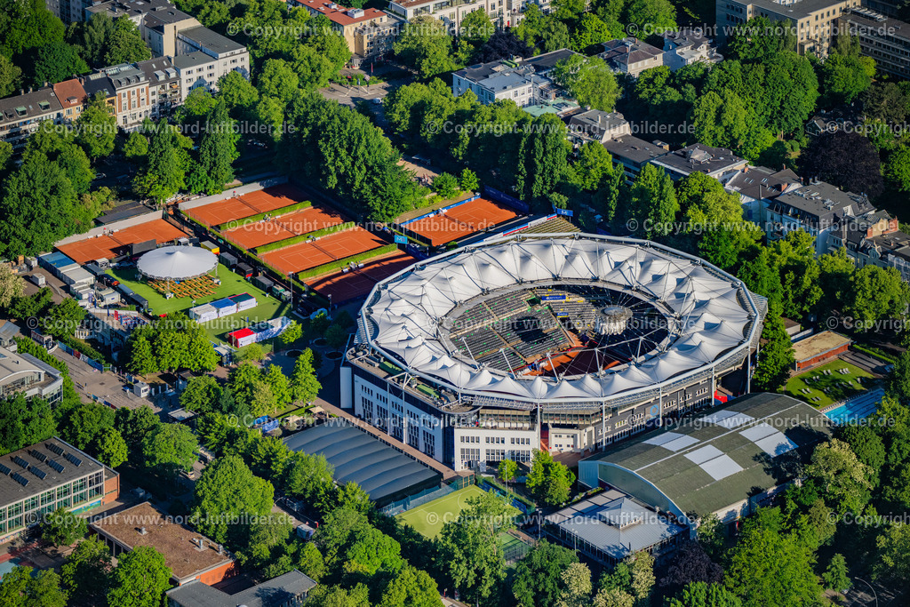 Hamburg_Rothenbaum_Tennis_Stadion_Rothenbaum_ELS_1118240525 | HAMBURG 24.05.2025 Tennisarena am Rothenbaum in Hamburg. Das ATP-Turnier von Hamburg (offiziell International German Open) ist ein deutsches Herren-Tennisturnier, das jährlich am Hamburger Rothenbaum ausgetragen wird. Der Wettbewerb gehörte zur Masters-Serie der ATP und hieß früher Hamburg Masters, heute ATP World Tour 500. Weiterführende Informationen bei: Alfred Rein Ingenieure GmbH,  Deutscher Tennis Bund e. V.,  ECE Projektmanagement G.m.b.H & Co. KG,  Hamburg sports & entertainment GmbH,  Textil Bau GmbH. // The tennis arena at Rothenbaum in Hamburg. The ATP tournament in Hamburg (official German International Open) is a German men's tennis tournament which is held annually at Hamburg Rothenbaum. Further information at: Alfred Rein Ingenieure GmbH,  Deutscher Tennis Bund e. V.,  ECE Projektmanagement G.m.b.H & Co. KG,  Hamburg sports & entertainment GmbH,  Textil Bau GmbH. Foto: Martin Elsen