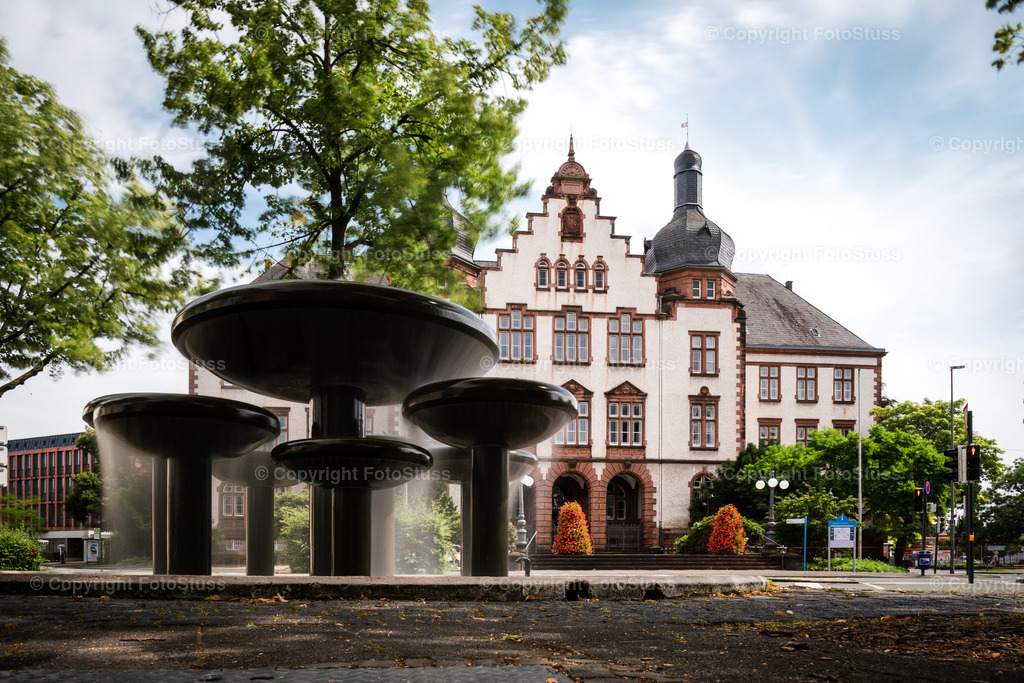 Rathaus Hamm mit Springbrunnen | Das Rathaus Hamm bei Tage mit dem auf der gegenüberliegenden Straßenseite stehenden Springbrunnen - Realisiert mit Pictrs.com