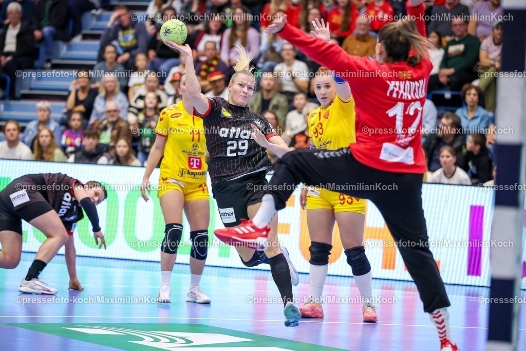 DHB16102501012 | 16.10.2025, Handball, EHF Frauen Länderpiel, EM Qualifikation 2026, Deutschland - Nordmazedonien, Schwalbe-Arena in Gummersbach:  Antje DÖLL (GER #29) wirft den Ball auf das Tor von  Dragana PETKOVSKA (MKD #12) 