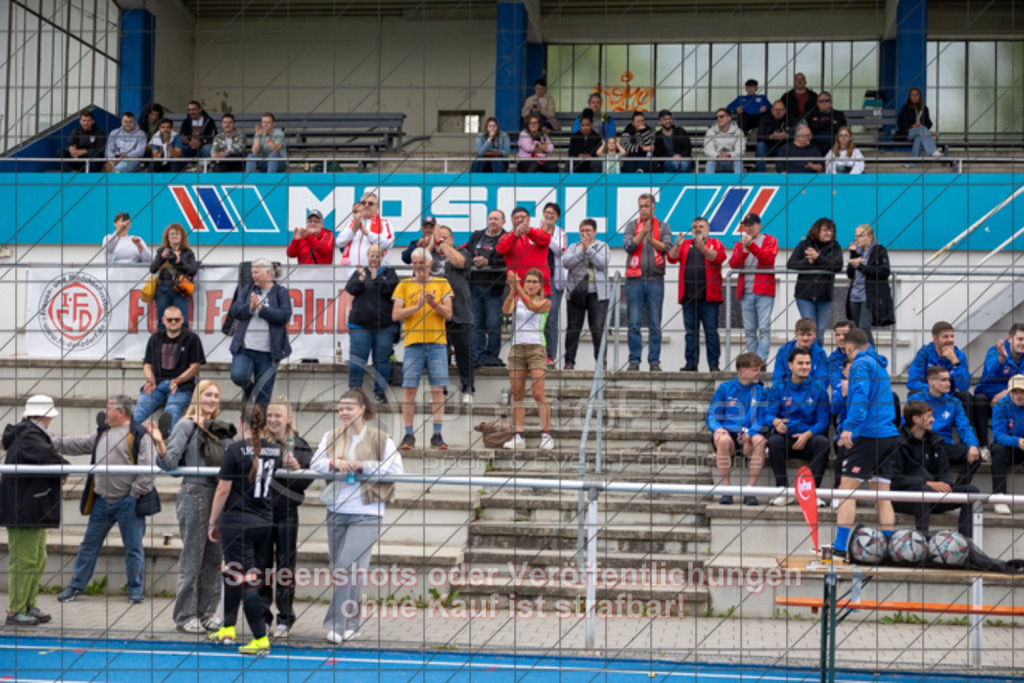 20250529_145511_1347 | #,  SGM Wendlingen-Ötlingen II (blau) vs. 1.FC Donzdorf II (schwarz), Fussball, Frauen-Bezirkspokal Finale Saison 2024/2025, Rasenplatz VfL Stadion Kirchheim, Jesinger Straße 105, 73230 Kirchheim, 29.05.2025 - 13:00 Uhr,Foto: PhotoPeet-Sportfotografie/Peter Harich