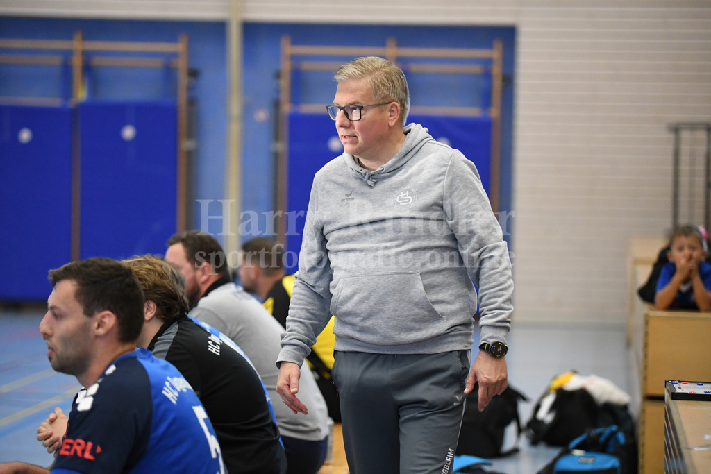 HC Deggendorf : TSV Taufkirchen/Vils | Kai-Uwe  Herrlich  (Trainer HC Deggendorf) - Realisiert mit Pictrs.com