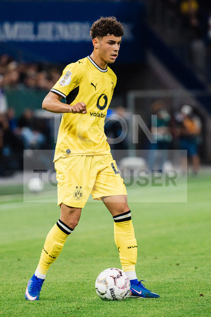 DFB-Pokal: HEBC - Borussia Dortmund, 01.09.2026 | Samuele Inacio (Borussia Dortmund, 40) am Ball; Fußball, DFB-Pokal, 1. Runde: HEBC vs. Borussia Dortmund am 01.09.2026 im Volksparkstadion, HamburgDFB REGULATIONS PROHIBIT ANY USE OF PHOTOGRAPHS AS IMAGE SEQUENCES AND/OR QUASI-VIDEO. - Realisiert mit Pictrs.com