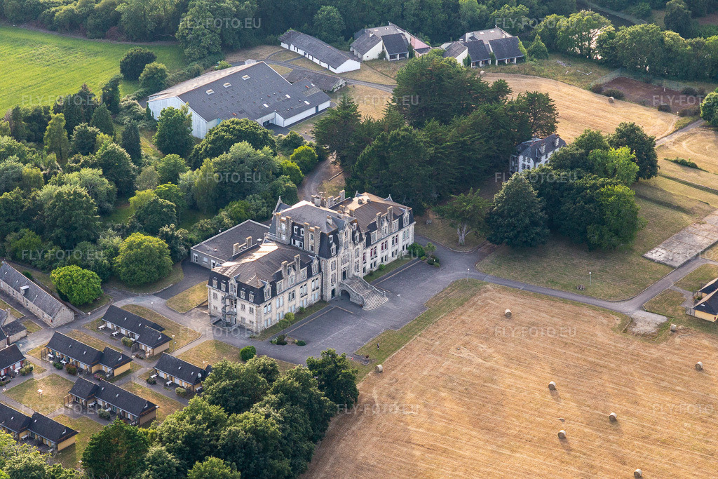 Vue aérienne: Le Domaine de Loctudy à Loctudy dans le département Finistère, France – .Photo: IMG_132516.jpg prise le 17/06/2022 par Werner Riehm/FLY-FOTO.eu – Résolution de l'original: 5472 x 3648 px