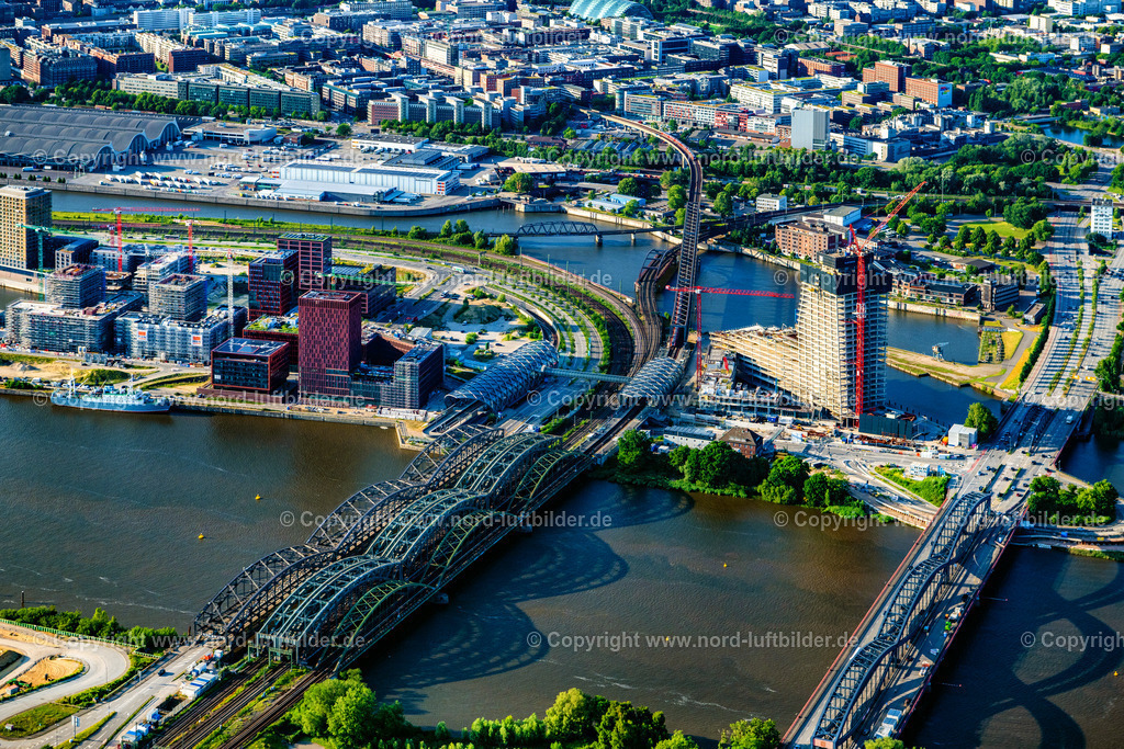 Hamburg_Baakenhafen_Elbtower_Elbbrücken_Hafencity_ELS_7979160625 | HAMBURG 16.06.2025 Fluß - Brückenbauwerk Elbbrücken - Norderelbbrücke über die Ufer der Elbe in Hamburg. // River - bridge structure Elbbruecken - Norderelbbruecke on the banks of the Elbe in Hamburg. Foto: Martin Elsen
