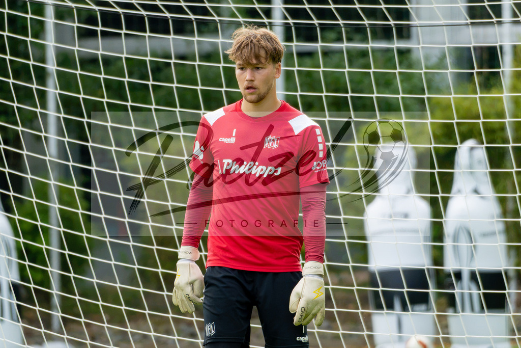 20260909_TRAOSN_0571 | Fußball, Herren: Torhüter Niklas Sauter (VfL Osnabrück) schaut beim Training des VfL Osnabrück am 09.09.2026 im Sportpark Illoshöhe in Osnabrück, Deutschland.(Foto von Nico Paetzel) - Realisiert mit Pictrs.com