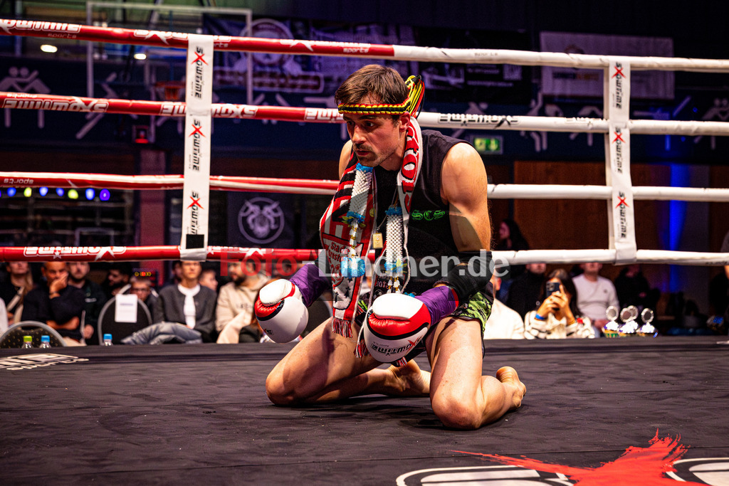 Arnold Markovic(White Tiger) blau gegen Benjamin Radult 34j (SCS Mun) rot | MFA Fight Night MT bis 67kg Kampf 11, Arnold Markovic(White Tiger) blau gegen Benjamin Radult 34j (SCS Mun) rot, 20251108,,2025-11-08 in Penzberg (Wellenberghalle Penzberg), Copyright: WolfgangxLindner www.foto-lindner.de