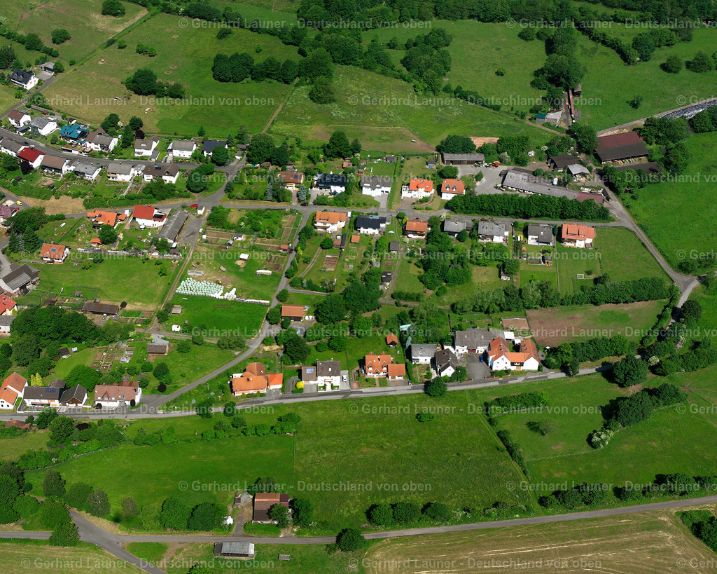 2614822 | BETZENROD 06.08.2006 Landwirtschaftliche Nutzflächen und Feldgrenzen  umsäumen das Siedlungsgebiet des Dorfes in Betzenrod im Bundesland Hessen, Deutschland // Agricultural land and field boundaries surround the settlement area of the village  in Betzenrod in the state Hesse, Germany Foto: Gerhard Launer