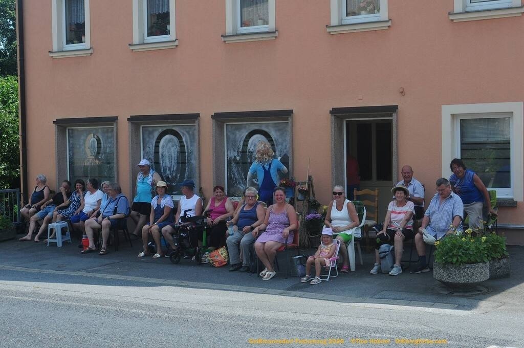 Geißmannsdorf-2026-Festumzug-003 | Festumzug in Geißmannsdorf bei Bischofswerda im Juni 2026. Fotografische Eindrücke und Momentaufnahmen vom Festumzug anläßlich des 800-jährigen Bestehens von Geißmannsdorf - mit Teilnehmern und Gästen, Strohpuppen und geschmückten Vorgärten und Grundstücken - Realisiert mit Pictrs.com