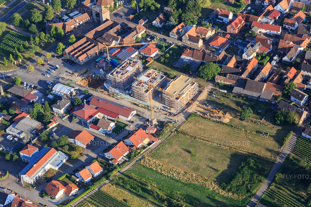 Luftbild: Baustelle für drei Mehrfamilienhäuser an der Silvanerstr im Ortsteil Schweigen in Schweigen-Rechtenbach im Bundesland Rheinland-Pfalz in Deutschland. Foto: IMG_120998-2.jpg vom 23.07.2020 durch Werner Riehm/FLY-FOTO.de