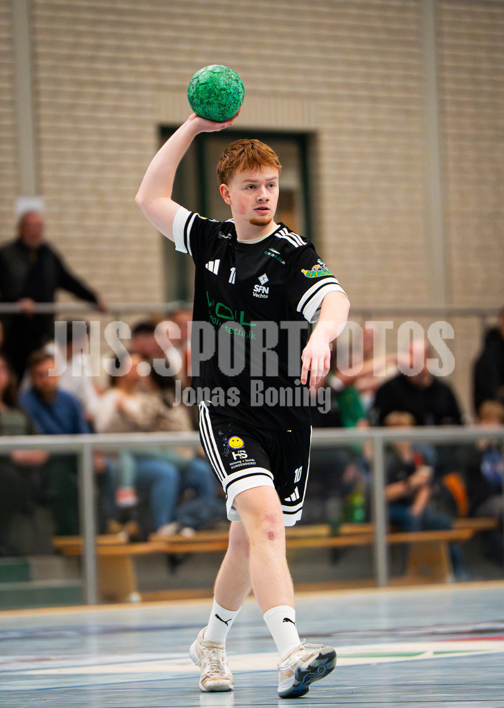 Handball I Herren I Saison 2025-2026 I Verbandsliga West I 13. Runde I SFN Vechta - HSG Varel II I 7983 | Lennart Roßberg (10, SFN Vechta) - Realisiert mit Pictrs.com