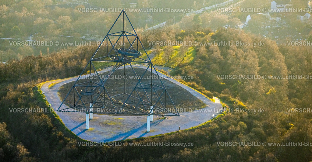 Bottrop251204607 | Luftbild, Tetraeder Skulptur und Sehenswürdigkeit von Architekt Wolfgang Christ, Landmarke auf der Bergehalde Beckstraße, Batenbrock-Nord, Bottrop, Ruhrgebiet, Nordrhein-Westfalen, Deutschland
