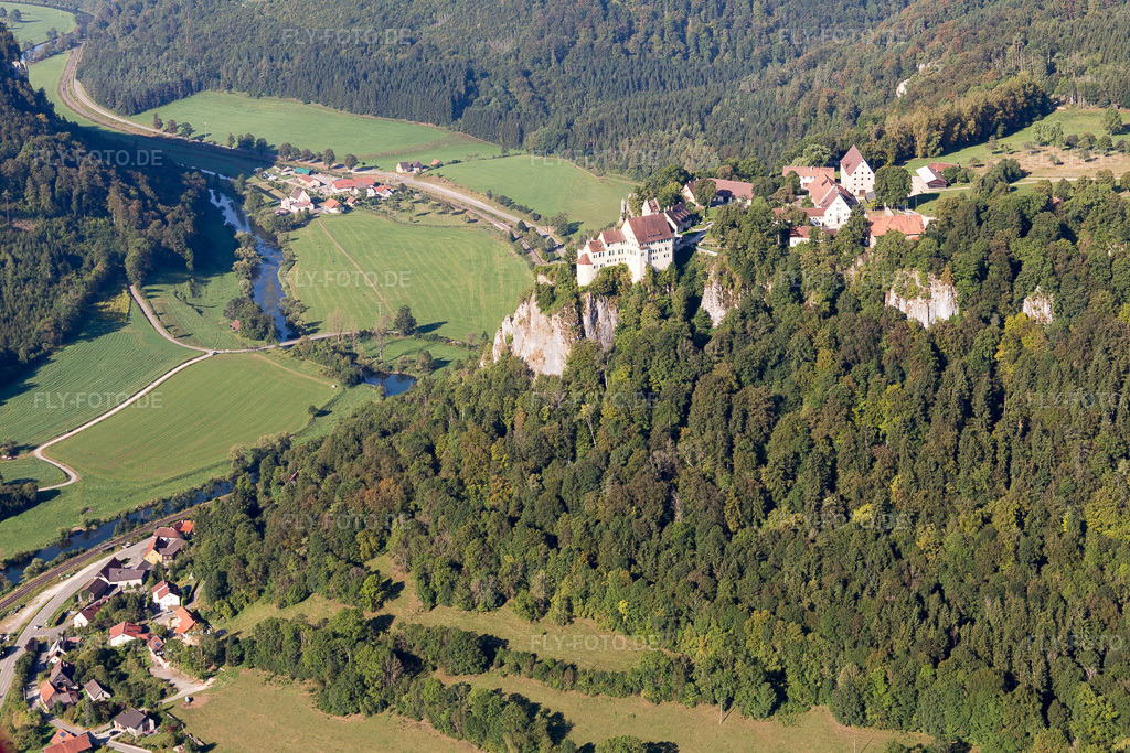 Luftbild: Ruine und Mauerreste der ehemaligen Burganlage Schloss Hausen im Tal über dem Donautal im Ortsteil Hausen im Tal in Beuron im Bundesland Baden-Württemberg in Deutschland. Foto: IMG_094225.jpg vom 27.08.2016 durch Werner Riehm/FLY-FOTO.de