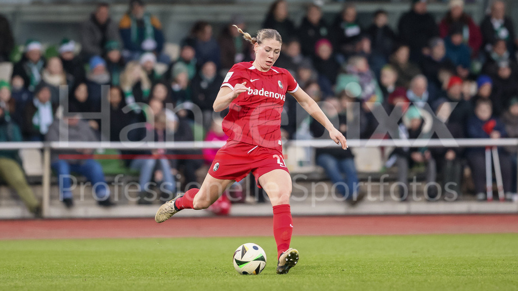Fussball, Google Pixel Frauen-Bundesliga, SV Werder Bremen - SC Freiburg | v.li.: Samantha Steuerwald (SC Freiburg, 21) am Ball, Freisteller, Einzelbild, Ganzkörper, Aktion, Action, Spielszene, DIE DFB-RICHTLINIEN UNTERSAGEN JEGLICHE NUTZUNG VON FOTOS ALS SEQUENZBILDER UND/ODER VIDEOÄHNLICHE FOTOSTRECKEN. DFB REGULATIONS PROHIBIT ANY USE OF PHOTOGRAPHS AS IMAGE SEQUENCES AND/OR QUASI-VIDEO.