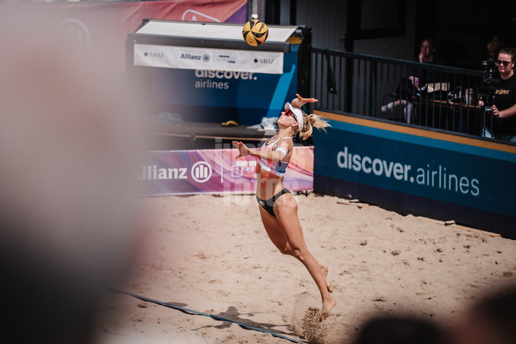 Beachvolleyball | Männer | Allianz German Beach Tour 2025 | Tourstop Hamburg | 31.05.2025 | Linda Bock beim Aufschlag