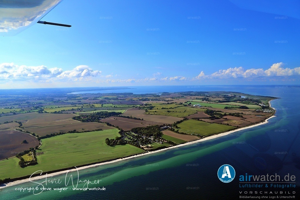 Geltinger Birk Luftbild - Das Gebiet liegt auf einer Halbinsel | Mit einer Fläche von rund 773 Hektar ist es das größte Naturschutzgebiet im Kreis Schleswig-Flensburg. Das Gebiet liegt auf einer Halbinsel, einem sogenannten Höft, und ist ein Nehrungshaken, der sich durch Sedimentverdriftung durch küstenparallele Strömungen gebildet hat.
