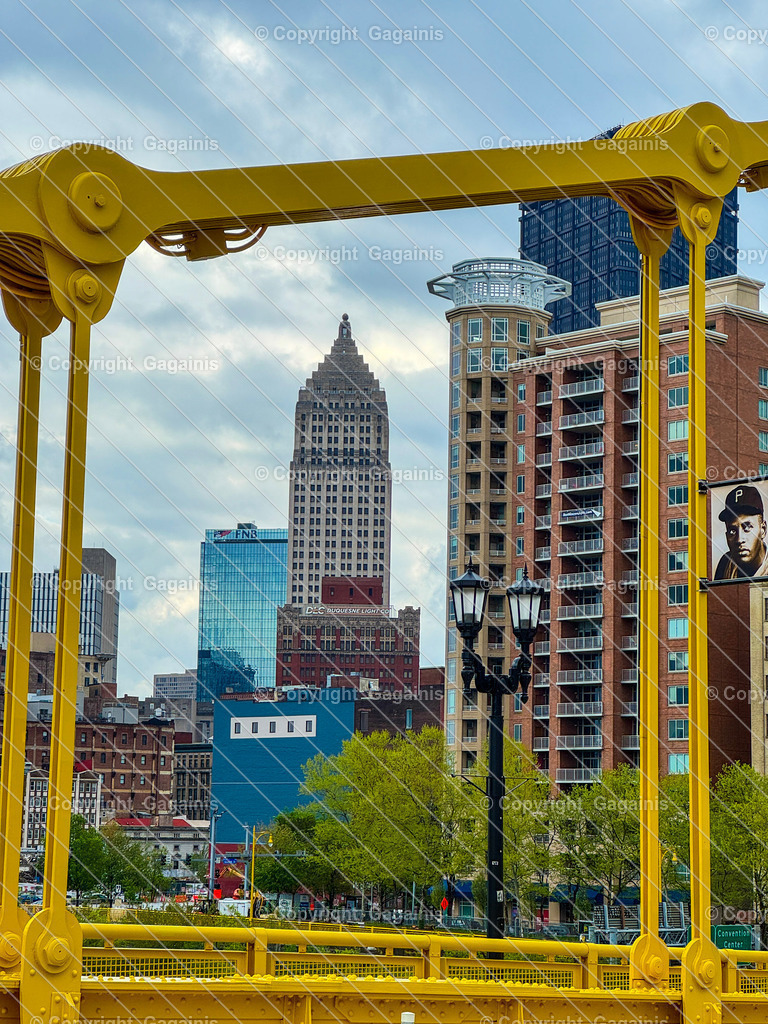 Pittsburgh PA, USA | Pittsburgh begeistert mit seiner einzigartigen Mischung aus Industriegeschichte, moderner Architektur und über 400 Brücken – ein echtes Highlight für jeden Städteliebhaber. Ob beim Sonnenuntergang über dem Point State Park oder beim Bummel durch den Strip District, Pittsburgh bietet unvergessliche Fotomotive und urbanes Flair.