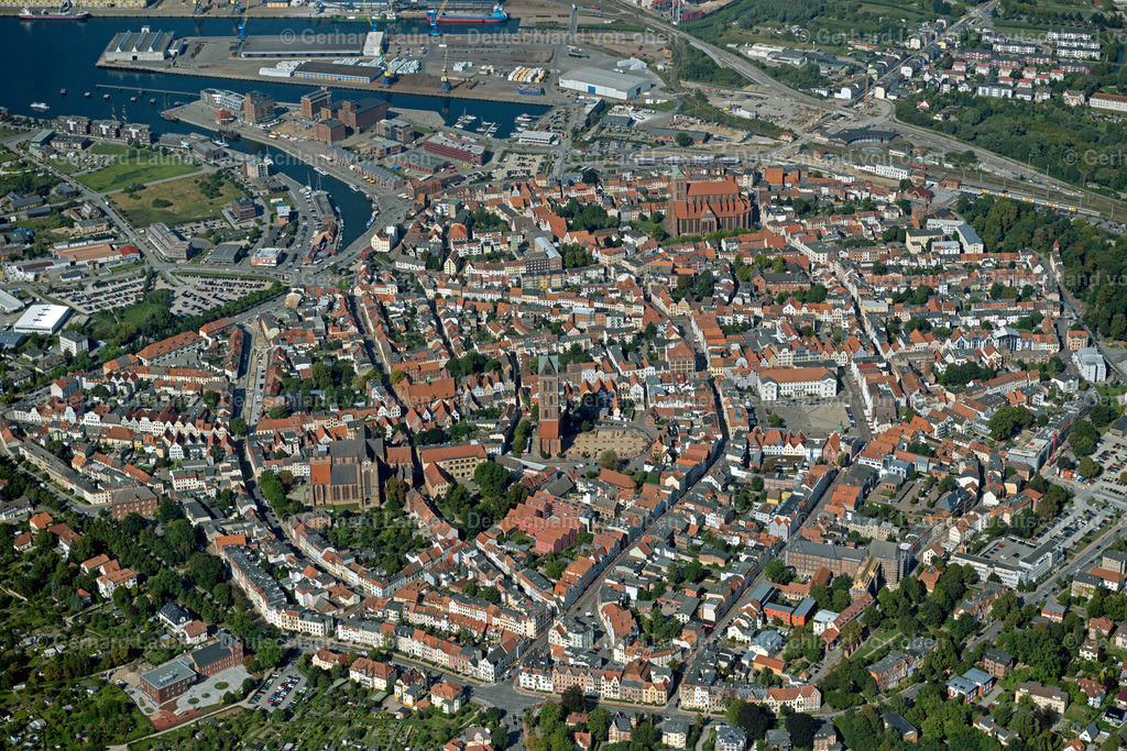 4062180 | WISMAR 08.09.2021 Altstadtbereich und Innenstadtzentrum in Wismar im Bundesland Mecklenburg-Vorpommern. Weiterführende Informationen bei: Hansestadt Wismar. // Old Town area and city center in Wismar in the state Mecklenburg - Western Pomerania. Further information at: Hansestadt Wismar. Foto: Gerhard Launer