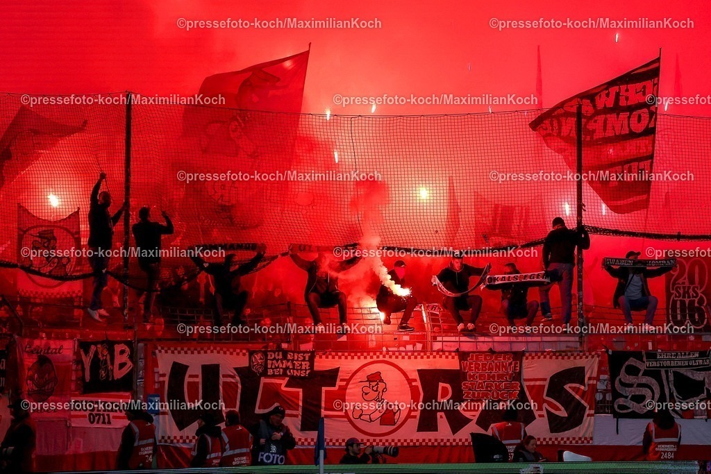 BOC03122501046 | 03.12.2025, Fußball, DFB-Pokal, VfL Bochum - VfB Stuttgart, Achtelfinale, Vonovia Ruhrstadion, Saison 2025 2026: Ultras Fans im Gästeblock sorgen durch den EInsatz von Pyrotechnik im Gästeblock für eine Spielunterbrechung. Dichter Rauch und Nebel zieht auf das Spielfeld - Choreografie Choreo Choreography Bengalisches Feuer Bengalos Feuerwerkskörper DFB regulations prohibit any use of photographs as image sequences and or quasi-video.