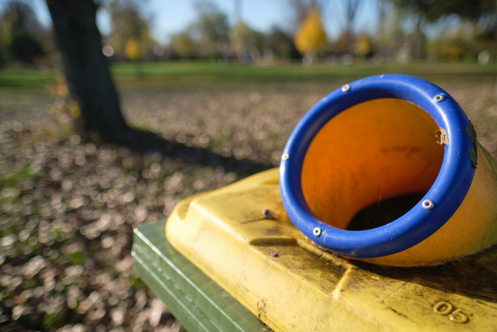 aufgestellter Behälter für Flaschen im Park | Wien, Austria - November 18, 2020: aufgestellter Behälter für Flaschen im Park. - Realisiert mit Pictrs.com