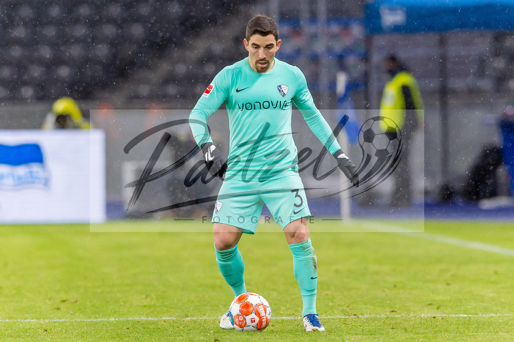 HERBOC20220204_284 | Fussball, Herren: Danilo Soares (VfL Bochum) in Aktion, am Ball, Einzelaktion bei dem Spiel der 1. Bundesliga zwischen Hertha BSC und VfL Bochum im Olypiastadion am 04.02.2022 in Berlin, Deutschland.DFB / DFL REGULATIONS PROHIBIT ANY USE OF PHOTOGRAPHS AS IMAGE SEQUENCES AND/OR QUASI-VIDEO. - Realisiert mit Pictrs.com