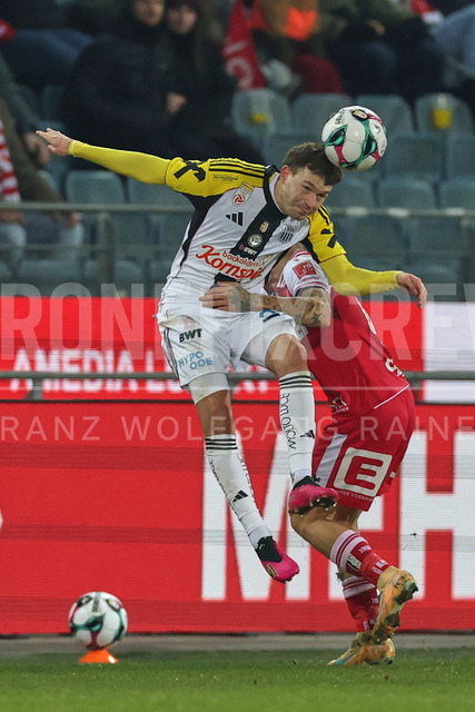 Austrian Bundesliga: Grazer AK 1902 vs LASK | GRAZ, AUSTRIA, 13.DEC.25 - SOCCER - ADMIRAL Bundesliga, Grazer AK 1902 vs LASK. The image shows Florian Flecker (Lask) by a header.
