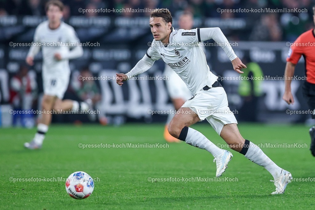 BMG05102502157 | 05.10.2025, Fußball, Borussia Mönchengladbach - SC Freiburg, 1. Fußball Bundesliga, Borussia-Park, Saison 2025 2026: Florian Neuhaus&nbsp;(Borussia Mönchengladbach #10) DFB regulations prohibit any use of photographs as image sequences and or quasi-video.