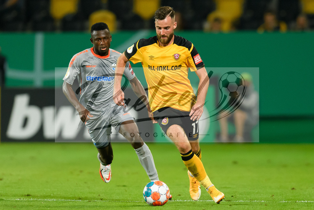 DREPAD20210806_148 | Fussball, Herren: Jamilu Collins (SC Paderborn 07) und Morris Schroeter (SG Dynamo Dresden) im Zweikampf beim Spiel der 1. Runde im DFB-Pokal zwischen SG Dynamo Dresden und SC Paderborn 07 im Rudolf-Harbig-Stadion am 06.08.2021 in Dresden, Deutschland.DFB / DFL REGULATIONS PROHIBIT ANY USE OF PHOTOGRAPHS AS IMAGE SEQUENCES AND/OR QUASI-VIDEO. - Realisiert mit Pictrs.com