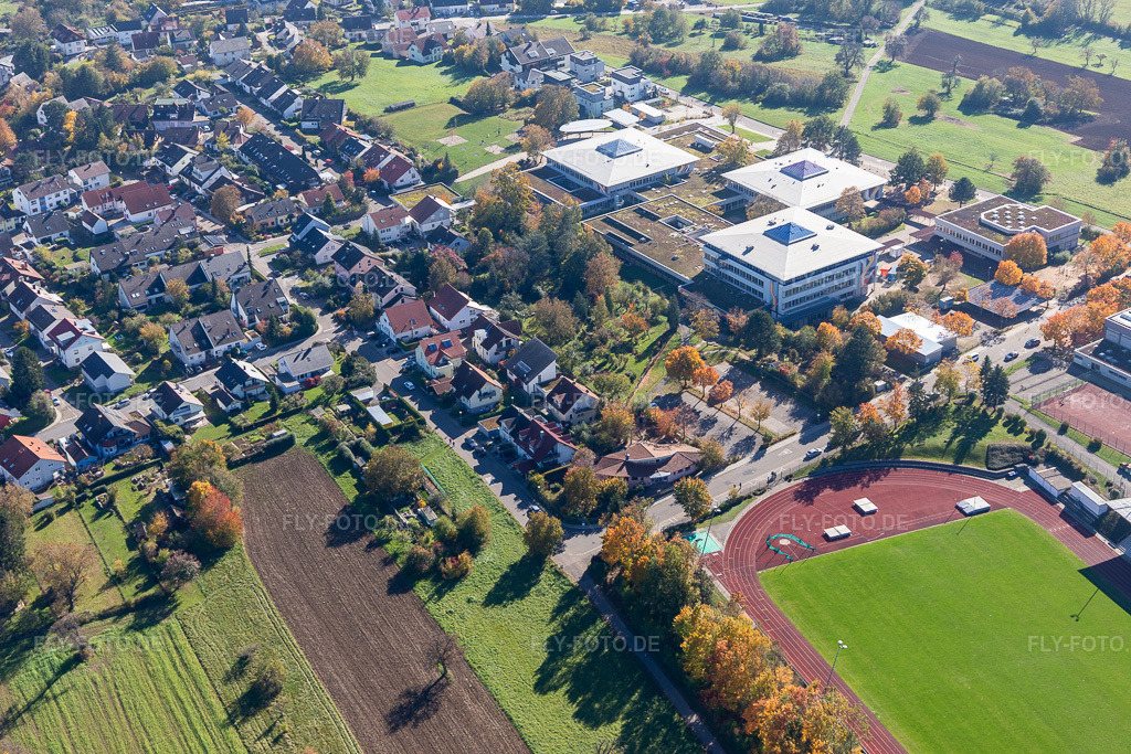 Luftbild: Gymnasium Karlsbad, Gemeinschaftsschule Karlsbad-Waldbronn im Ortsteil Langensteinbach in Karlsbad im Bundesland Baden-Württemberg in Deutschland. Foto: IMG_129914.jpg vom 24.10.2021 durch Werner Riehm/FLY-FOTO.deAuflösung des Originals: 5472 x 3648 px