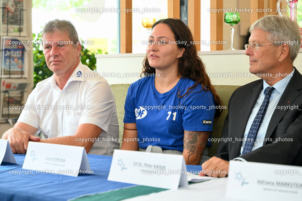 Pressekonferenz Ferlach Damen Handball | Obmann SC Ferlach Perkounig Walter, Voncina Luna Spielerin SC Ferlach Damen, Kärntner Landeshauptmann Kaiser Peter, Pressekonferenz Ferlach Damen Handball, PK SC Ferlach Damen Europa Cup  am 15.09.2023 in Ferlach (Cafe Peterlin), Austria, (Photo by Bernd Stefan)