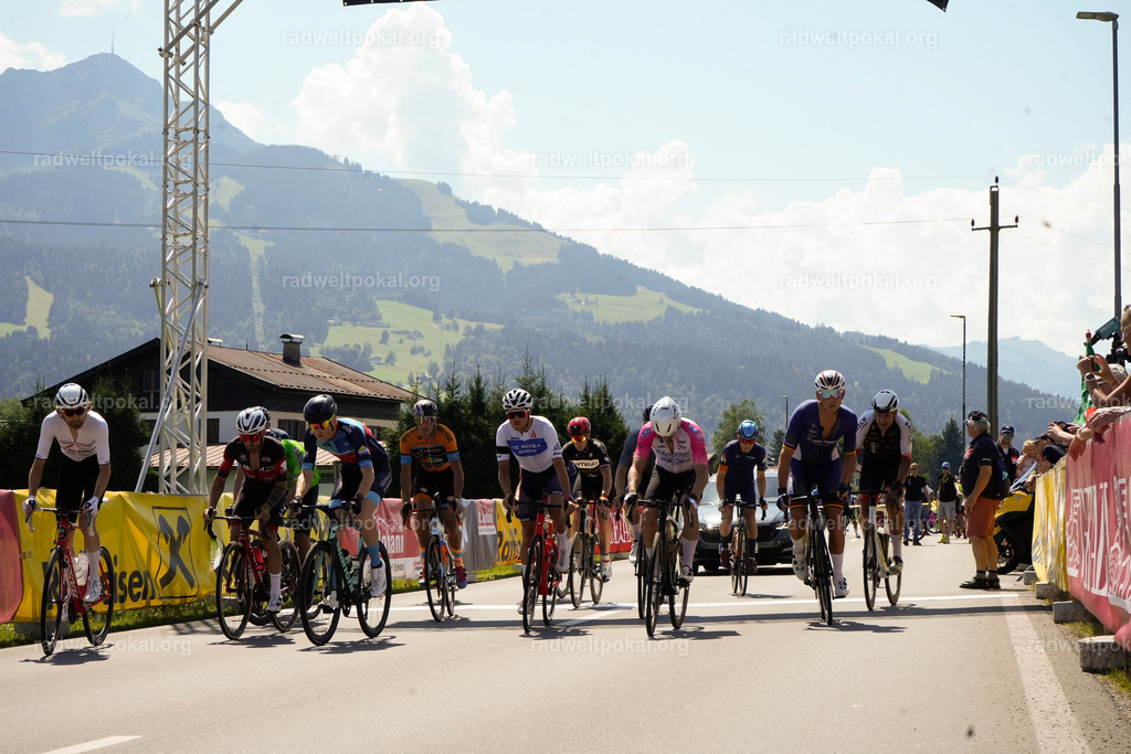 207_20230817_Bewerb_Maenner_Muehlanger | AUT - OESTERREICH, 2023-08-16: SPORT RENNRAD-FAHREN - 55. INTERNATIONALER RADWELTPOKAL IN ST. JOHANN IN TIROL  - Vintage-Radrennen mit WM-Bronze-Medaillen-Siegerin Christina Schweinberger, den Teilnehmer und Alexander Baumann (vom Orginastions-Team) - TAG 2 BEWERB MAENNER IN SECHS GRUPPEN  ; Foto: Roland Muehlanger