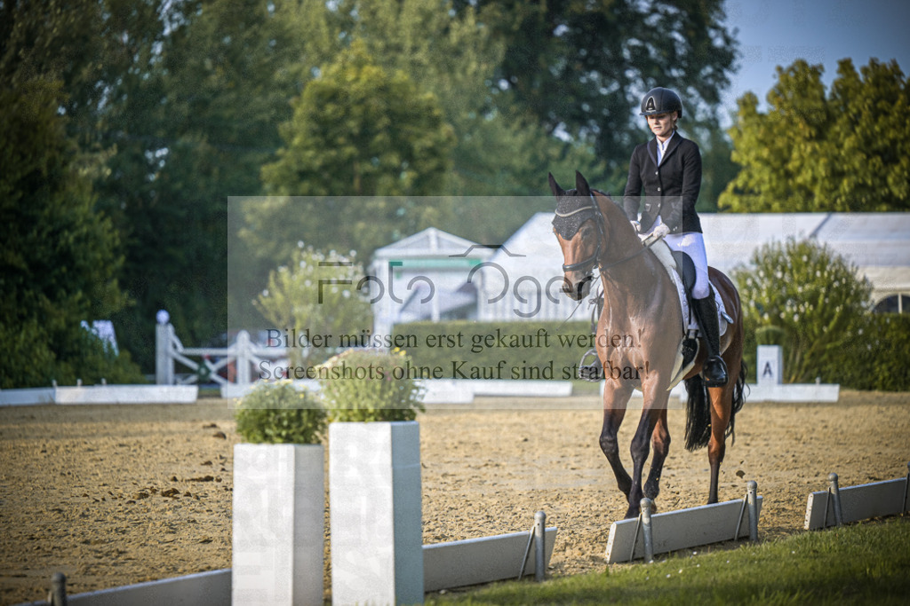 DOS_2242 | Entdecke hochwertige Reitturnierfotos von Foto Oger. Professionell, emotional und authentisch – jetzt Lieblingsmomente im Shop bestellen.Deutschlandweite Turnierfotografie. - Realisiert mit Pictrs.com