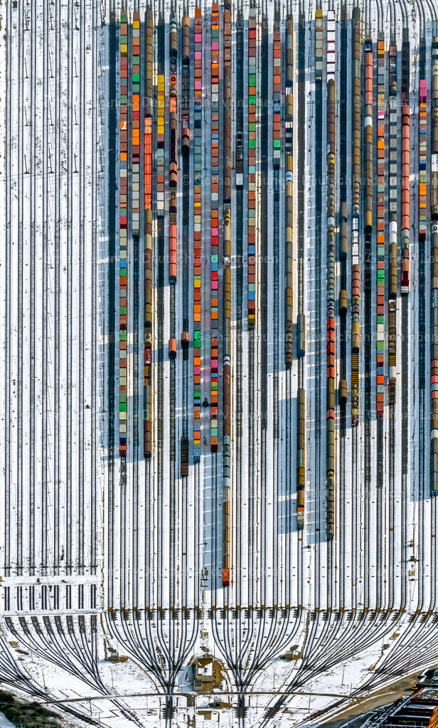 4044871 | bunte Eisenbahnwaggons im verschneiten Rangierbahnhof Maschen, Seevetal