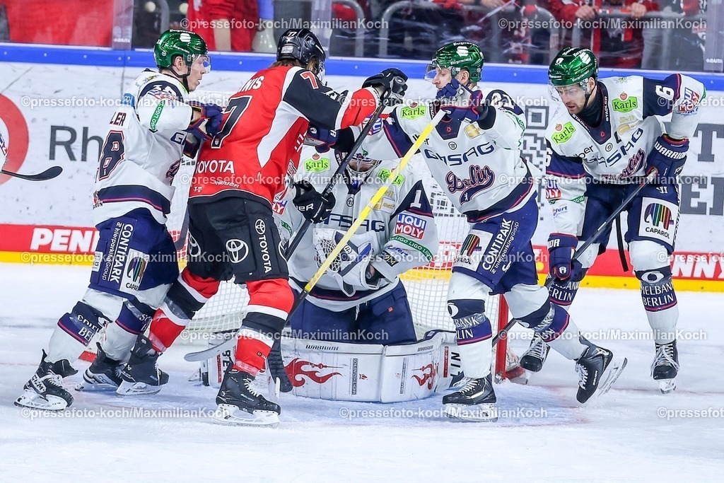 KEC20042601090 | 20.04.2026, Eishockey, DEL Halbfinale Play-Offs, Kölner Haie - Eisbären Berlin, Spiel 6, Lanxess-Arena Köln: Goalie Jonas Stettmer (Eisbären Berlin #01) verteidigt das Tor gegen Ryan MacInnis (Kölner Haie #77) neben xk38 Oliwer Kaski (Kölner Haie #07) Kai Wissmann (Eisbären Berlin #06) 
