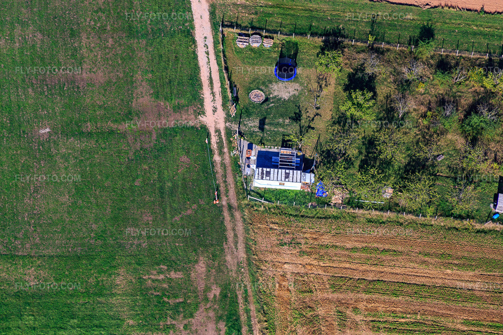 Aerial view: ULM platform in Epfig in the state Bas-Rhin, France. – Photo: IMG_093257.jpg taken on 08/16/2016 by Werner Riehm/FLY-FOTO.com – Resolution of the original: 5472 x 3648 px