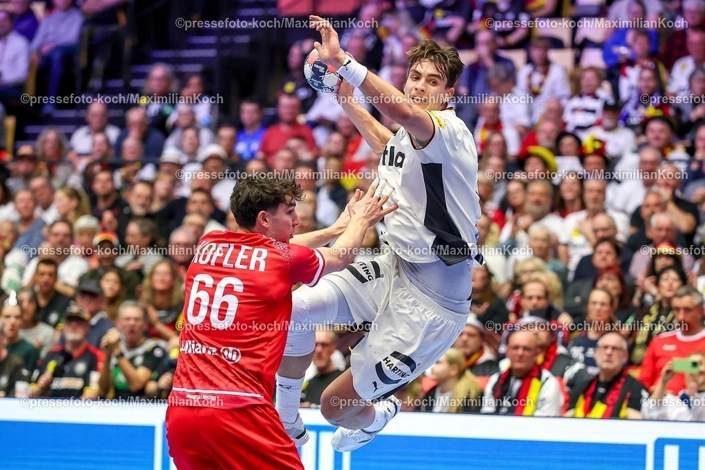 EHF15012602089 | 15.01.2026, Handball, Men's EHF EURO 2026, Deutschland - Östereich, Jyske Bank Boxen in Herning, Dänemark, Preliminary Round:  Elias Kofler (Austria #66) im Zweikampf gegen   Julian Köster (Germany #18) 