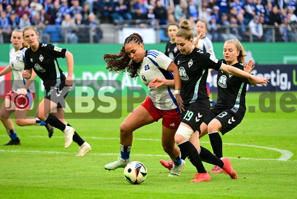 KBS Picture_HSV-Bremen_Frauen_008 | v.l. Baum Lisa (HSV Frauen) , Matheis Saskia (Werder Bremen Frauen) , Walkling Ricarda (Werder Bremen Frauen) ,Sportplatz :  Volksparkstadion, - Realisiert mit Pictrs.com