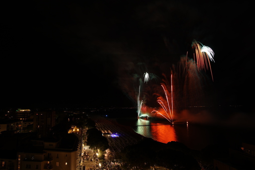 Ferragosto Fireworks in Grado, Italy | GRADO, ITALY, 15.AUG.26 - FIREWORKS - Ferragosto fireworks over the Adriatic Sea in Grado, Italy. Colorful fireworks light up the night sky above the beach, coastline and waterfront during the traditional summer celebration. - Realisiert mit Pictrs.com