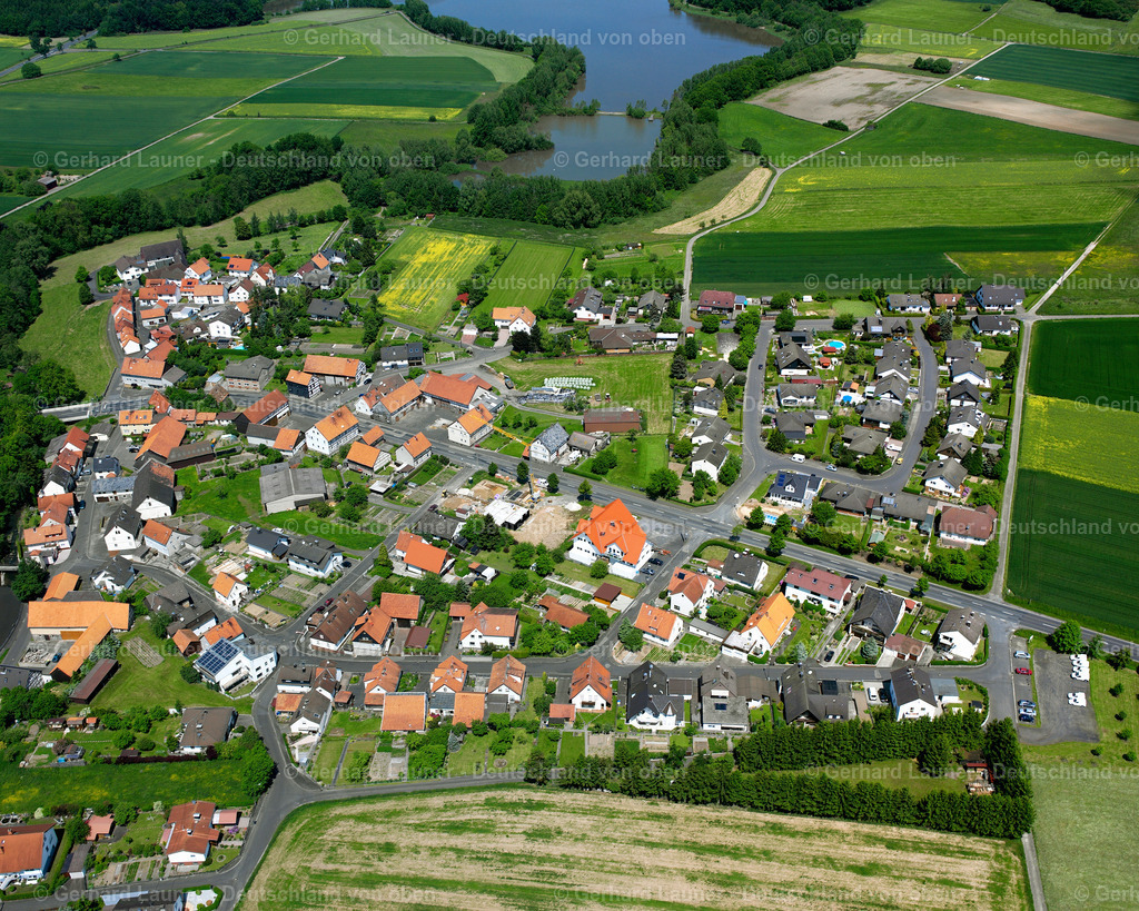 2614112 | ANGENROD 09.06.2006 Landwirtschaftliche Nutzflächen und Feldgrenzen  umsäumen das Siedlungsgebiet des Dorfes in Angenrod im Bundesland Hessen, Deutschland // Agricultural land and field boundaries surround the settlement area of the village  in Angenrod in the state Hesse, Germany Foto: Gerhard Launer