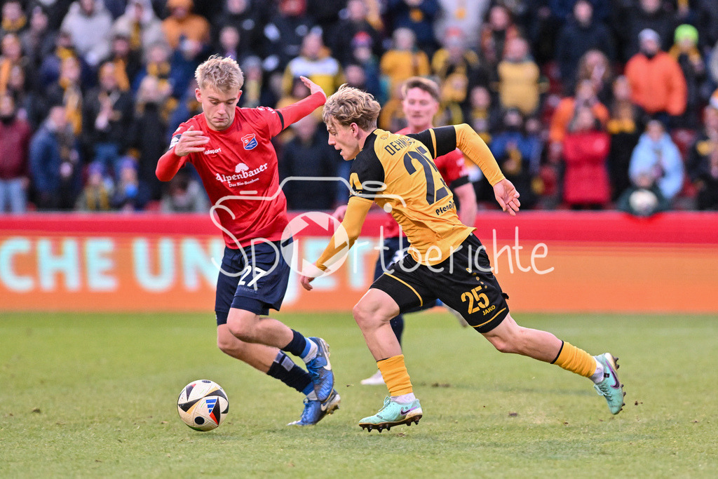 SpVgg Unterhaching - Dynamo Dresden | im Duell Tim HOOPS (UHG #27) und Jonas OEHMICHEN (Dynamo Dresden 25) / Zweikampf / 3. Liga: SpVgg Unterhaching - Dynamo Dresden, Uhlsportpark am 21.12.2024