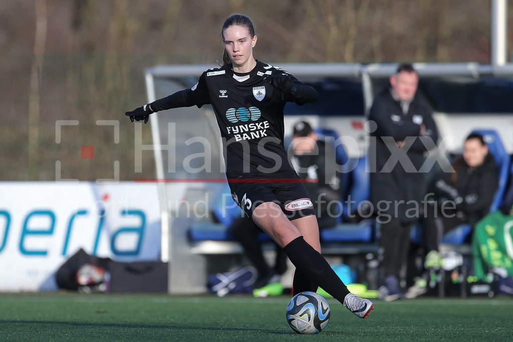 Fussball, Testspiel Frauen, Hamburger SV - Kolding IF | v.li.: Freya Siff Winther (Kolding IF, 3) am Ball, Freisteller, Einzelbild, Ganzkörper, Aktion, Action, Spielszene