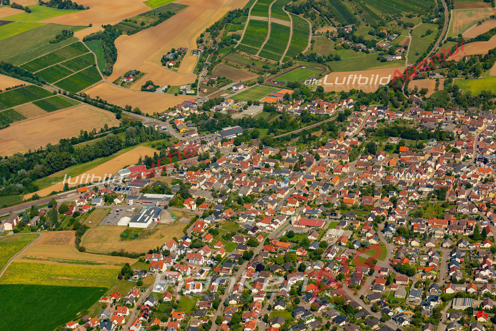 Das Luftbild zeigt :  Sulzfeld - Die Luftaufnahme wurde 2024 vom UL-Flugzeug aus erstellt ( keine Drohne ) - Hochauflösende Luftaufnahme - Für grossformatige Ausdrucke geeignet. Die Geschenkidee !Mit Lizenz und Bildrechte bestellbar