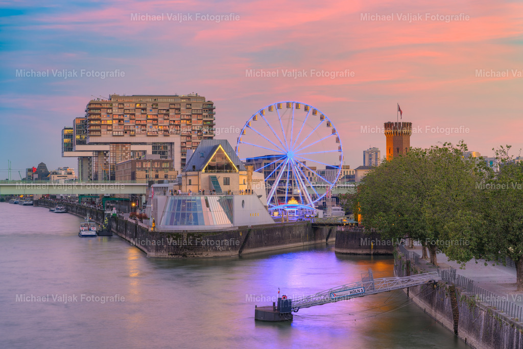 Riesenrad in Köln | Blick von der Deutzer Brücke in Richtung Rheinauhafen mit den Kranhäusern, Schokoladenmuseum, Riesenrad und Malakoffturm kurz nach Sonnenuntergang. - Realisiert mit Pictrs.com