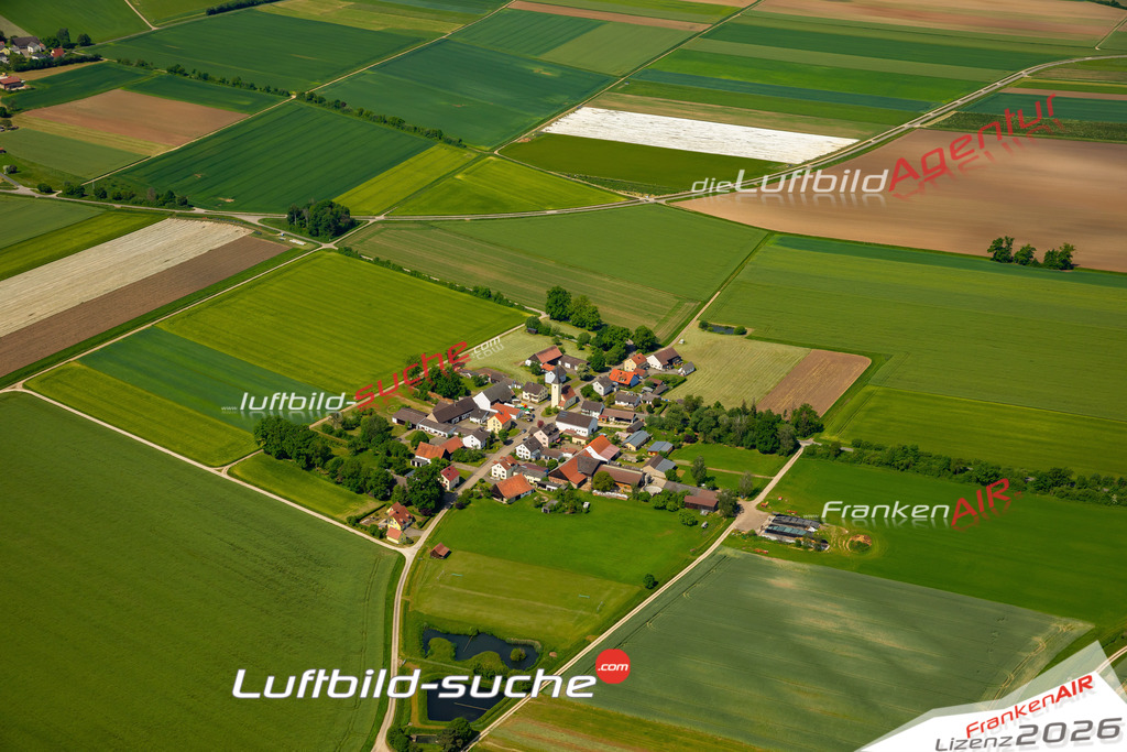 Das Luftbild zeigt Häusern Hilpoltstein - Die Luftaufnahme wurde 2023 vom UL-Flugzeug aus erstellt ( keine Drohne ) - Hochauflösende Luftaufnahme - Für grossformatige Ausdrucke geeignet. Die Geschenkidee !Mit Lizenz und Bildrechte bestellbar