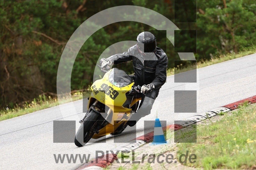 0969-20250726_01870 | Schöne Erinnerungen an spannende Momente - das festzuhalten ist unser Job. PIXELrace.de ist seit 2003 auf den Rennstrecken Europas unterwegs um die Action draußen beim Fahren und die wunderbare Stimmung imm Fahrerlager für euch einzufangen.