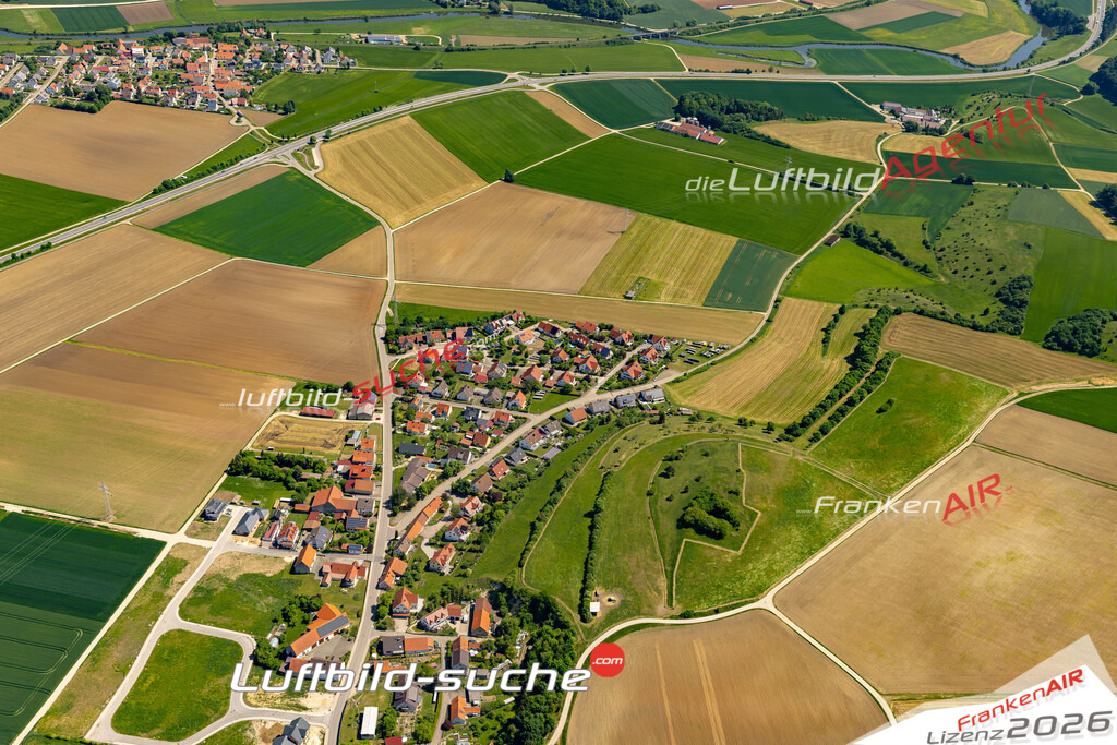 Die Luftaufnahme Grosssorheim - Harburg wurde 2022 vom Flugzeug aus (keine Drohne) erstellt. Hohe Auflösung -für große Poster und Wandbilder geeignet - Garantiert!