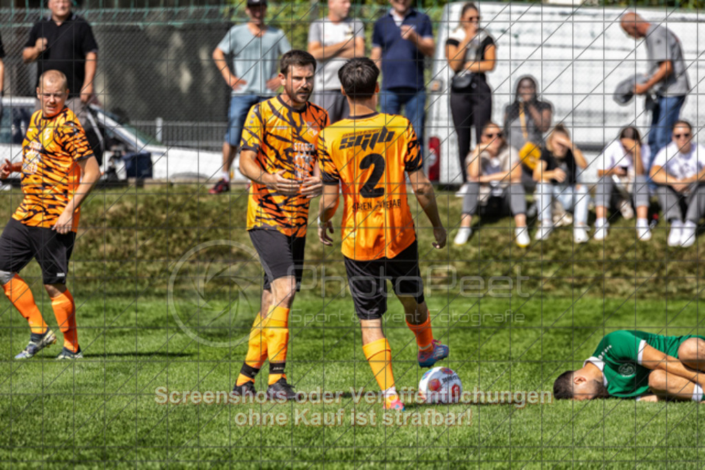20250824_150425_0244-Bearbeitet | #,KSG Eislingen (grün) vs. SGM Jebenhausen-Bezgenriet (orange), Fussball, Kreisliga A3 - Bezirk Neckar/Fils, 01. Spieltag, Saison 2025/2026, Rasensportplatz, Albstraße 69, 73054 Eislingen, 24.08.2025 - 15:00 Uhr,Foto: PhotoPeet-Sportfotografie/Peter Harich