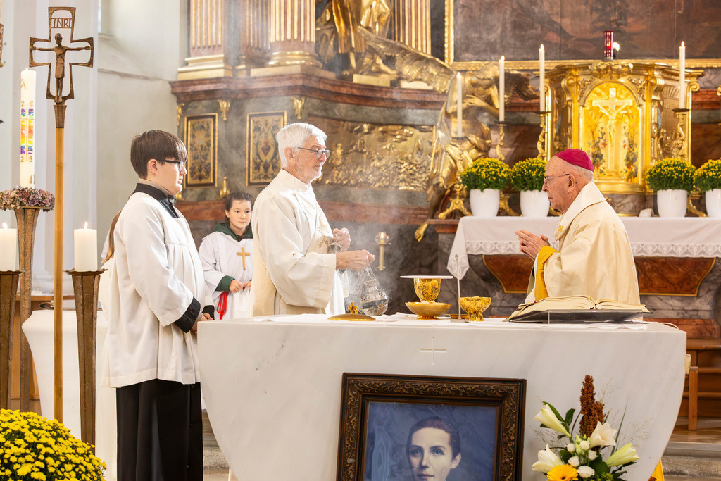 Festmesse-047 | Fotodoku der Festmesse anläßlich der Seligsprechung von Maria Theresia LEDOCHOWSKA 1975, zelebriert von Altbischof DDr. Klaus Küng und Pfarrer Mag. Zenon PAJAK in der Pfarrkirche Loosdorf. 