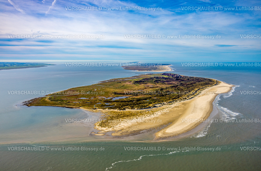 Aurich251105540Baltrum | Luftbild, Gesamtansicht der Ostfriesischen Insel Baltrum, Sandstrand, Feuchtwiesen und Baltrumer Dünen, Fernsicht und blauer Himmel mit Horizont, hinten die Insel Norderney, Baltrum, Norddeutschland, Ostfriesland, Niedersachsen, Deutschland